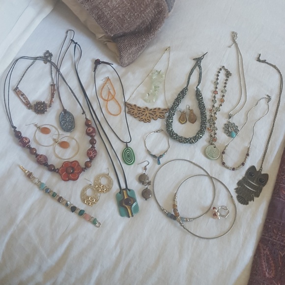 *Sold* jewelry lot - Picture 1 of 5